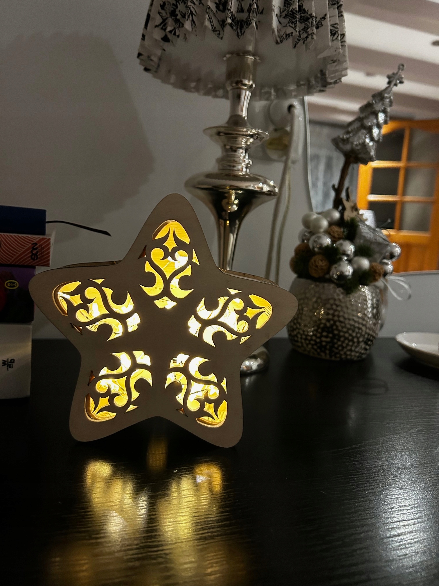 Lampka Gwiazda z ażurowym ornamentem