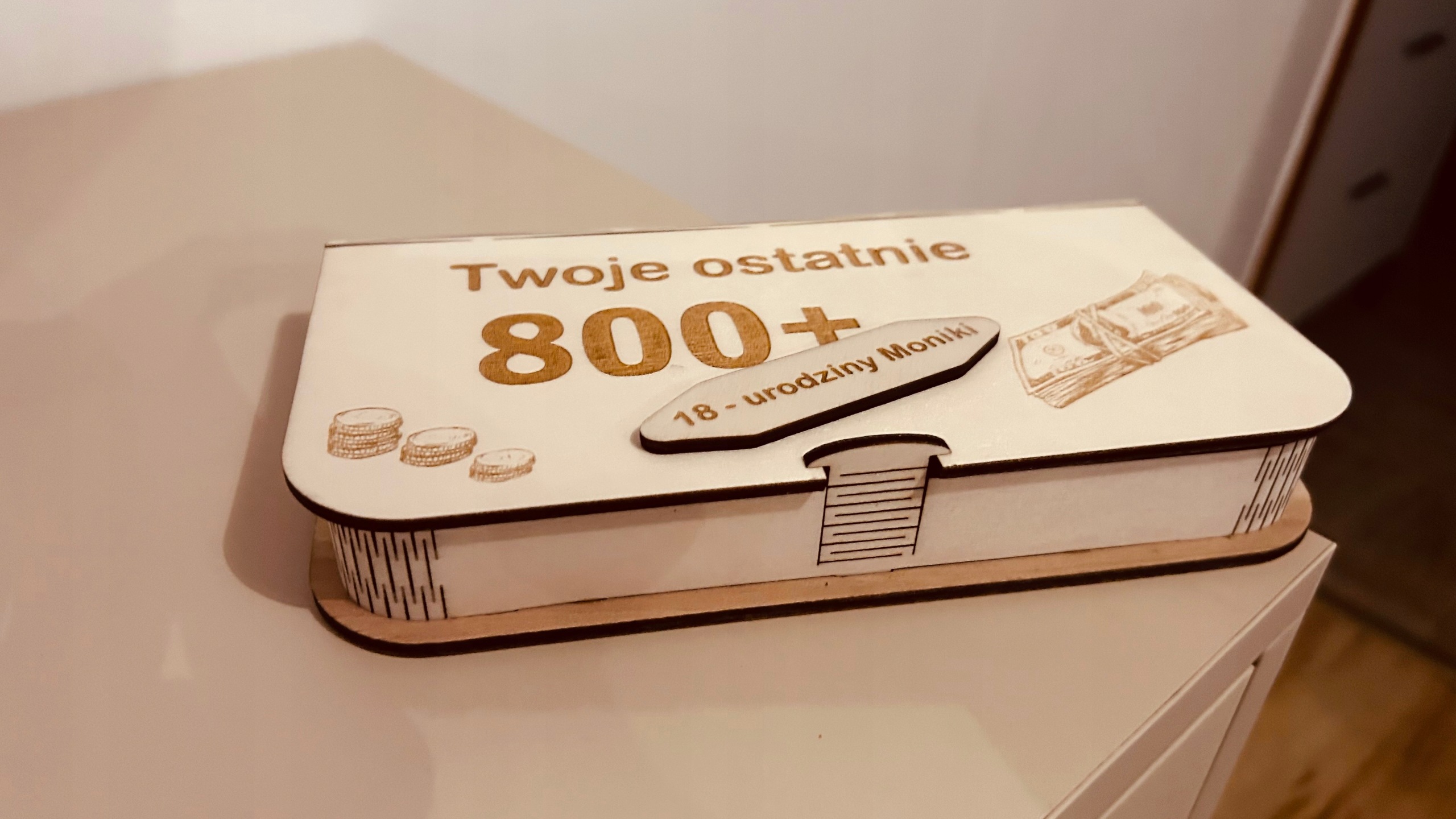 Szczegół graweru na pudełku Woodpecker
